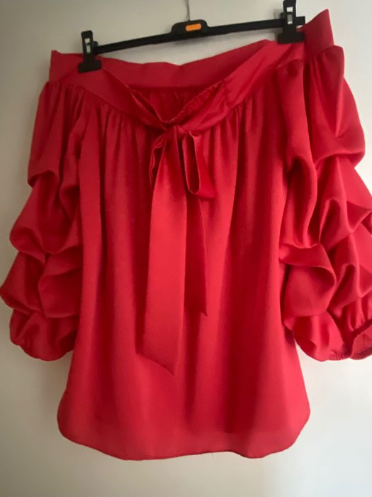 Blusa  Imperial com ombros à mostra  com mangas tufadas e laço atrás