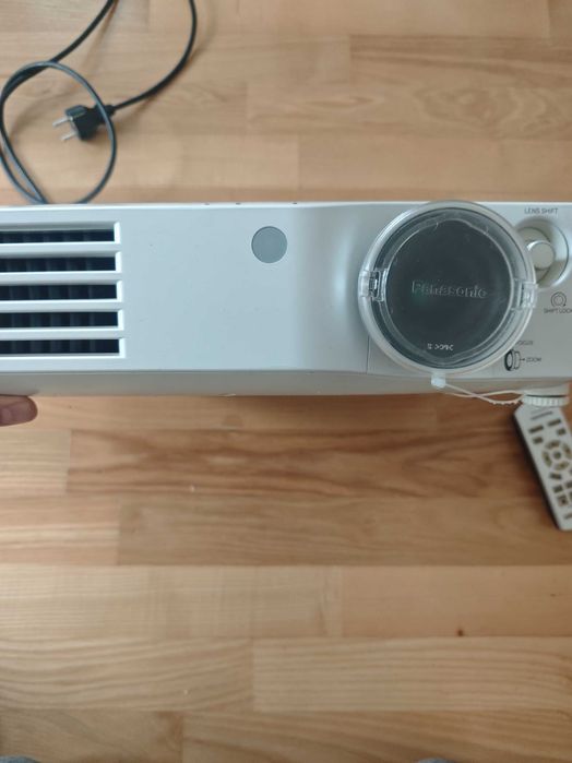 Projektor PANASONIC PT-AX200E -tylko 588h pracy.