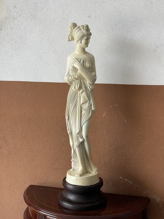 Estutueta feminina