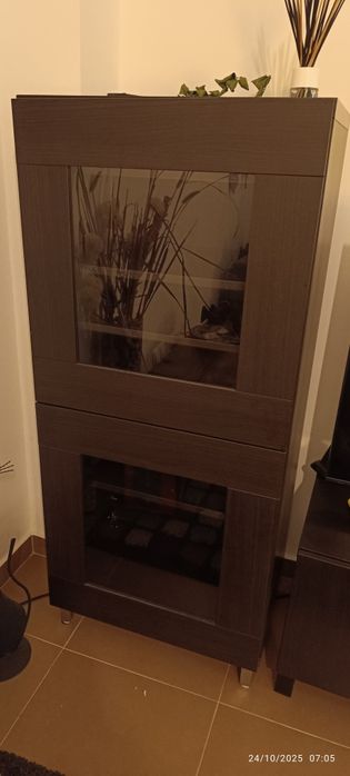 Moveis de sala, um TV e outro bar