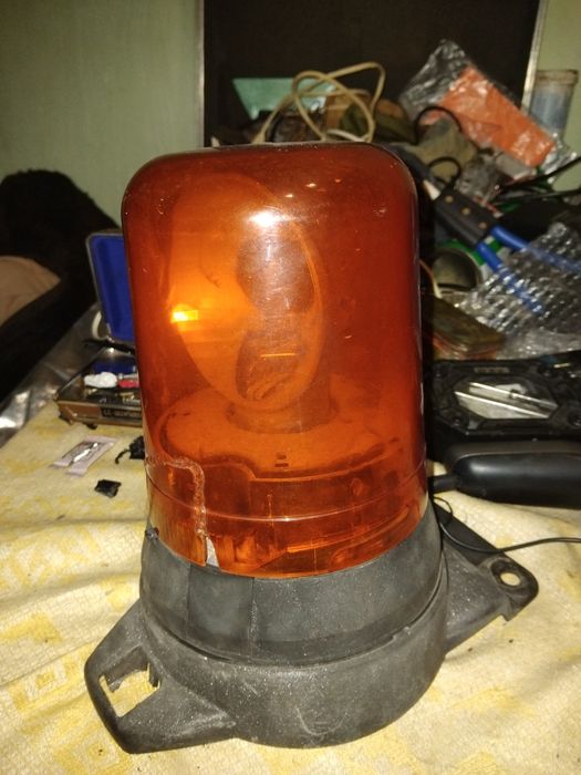 Продам проблесковый фонарь жёлтого цвета