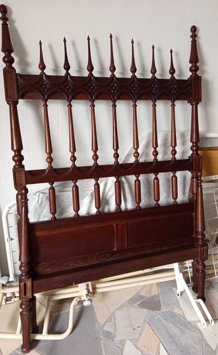 Cama vintage em mogno
