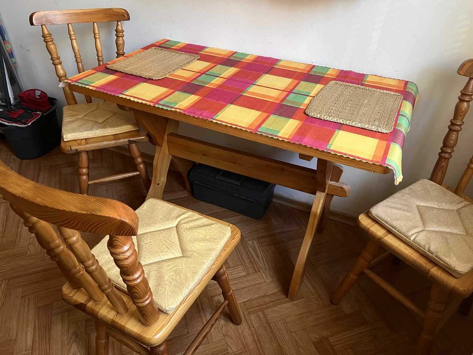 Stół kuchenny z trzema krzesłami