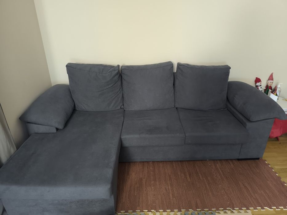 Sofá chaise long com 2 puffs