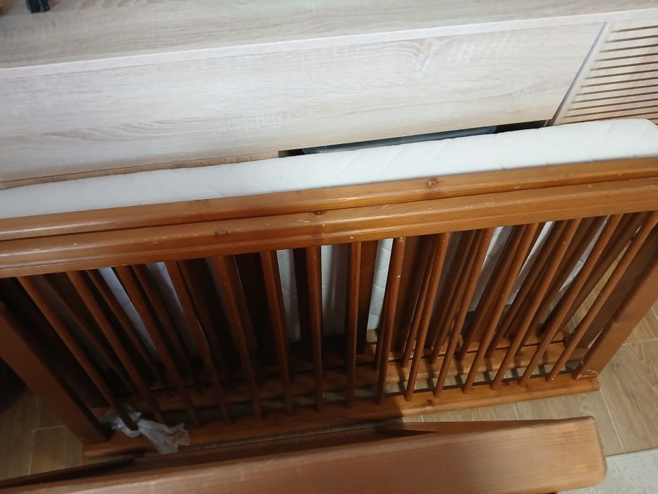Cama de grades (berço) em madeira  com colchão