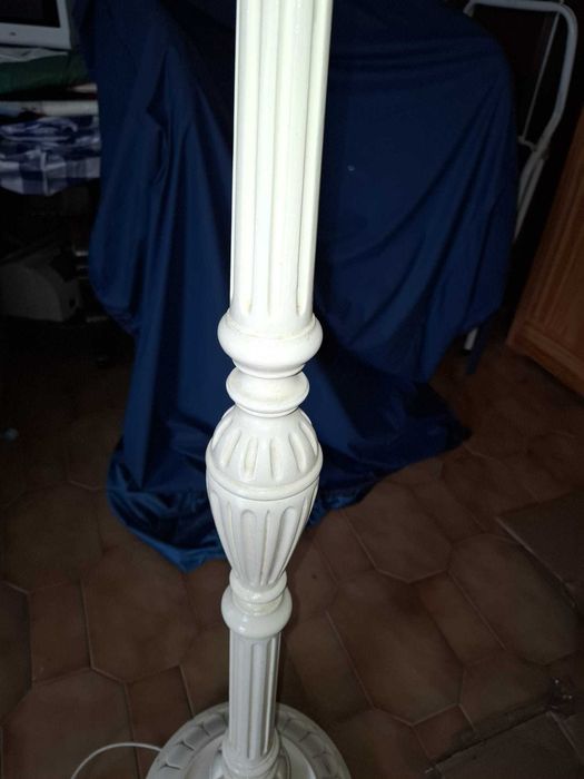 Candeeiro de pé com abajure de veludo