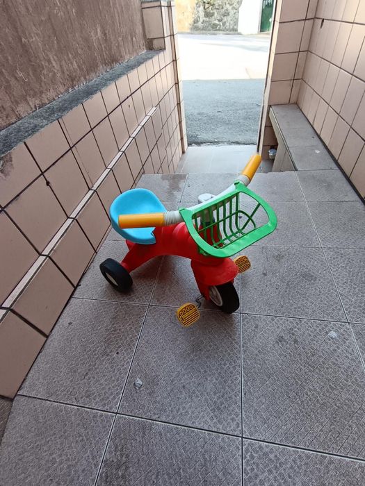 1 triciclo para bebé/criança
