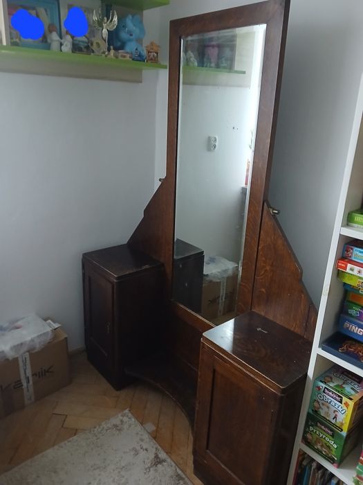 Stara toaletka z lustrem