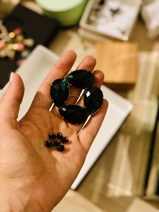 Conjunto brincos e pregadeira Carolina Herrera