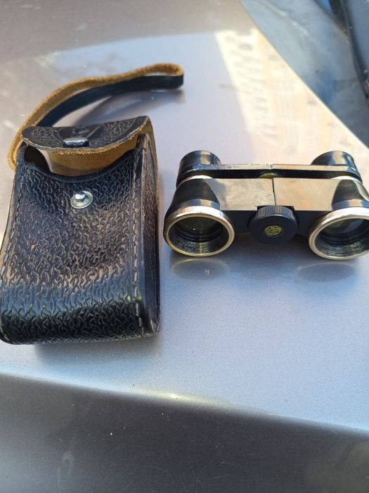 Театральний бинокль.