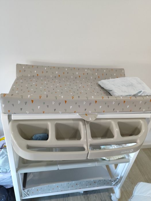 Muda fraldas com banheira