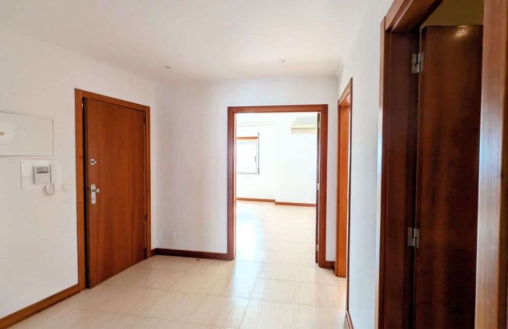 Apartamento T2 com Garagem em Santa Marta do Pinhal, Corroios