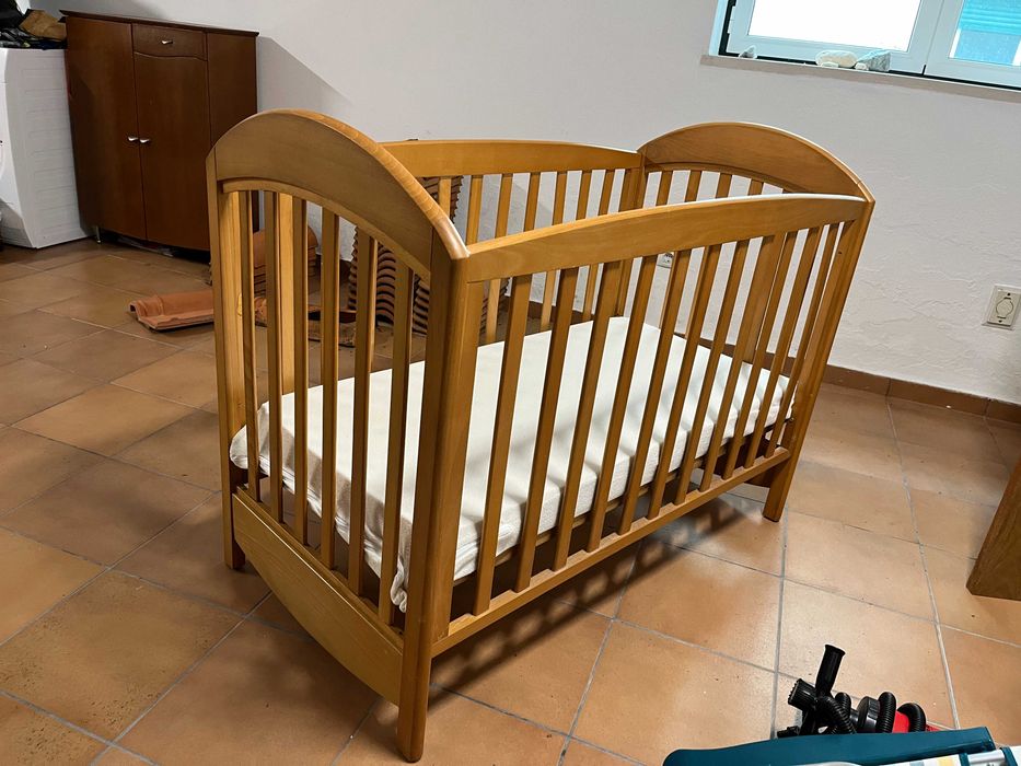 Cama de bédé e cómoda