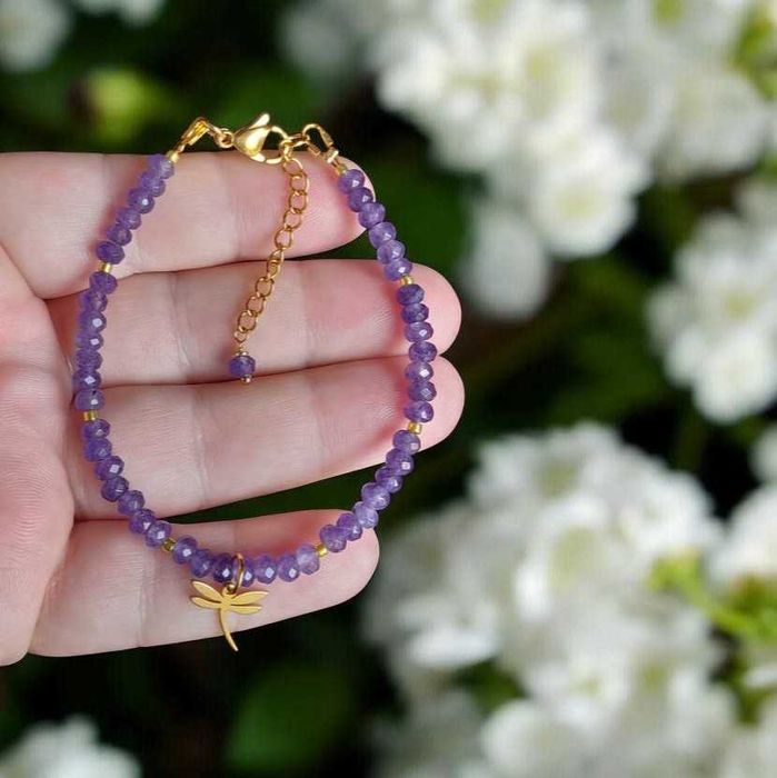 Pozłacana bransoletka z naturalnym kamieniem jade ametystowy.