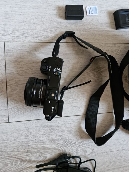 Aparat Sony Alpha 6000 z wymienną optyką + akcesoria