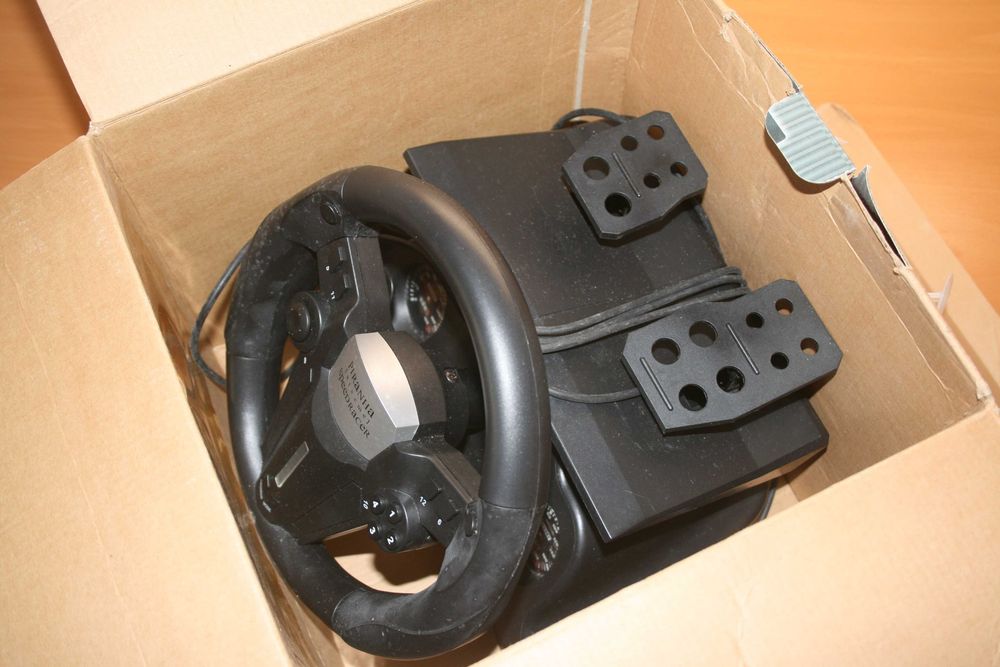 Volante Piranha PC Racingwheel