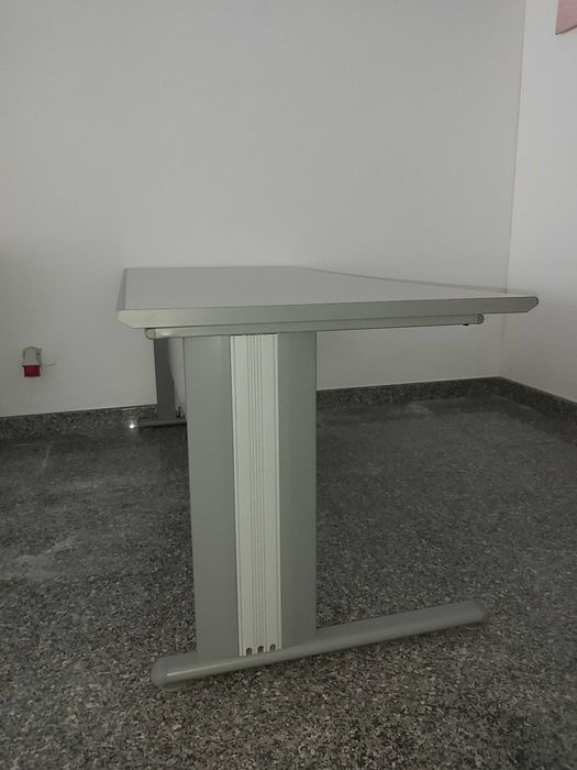 Secretária para escritório ou loja em ótimo estado com 1,80 cm x 80cm.