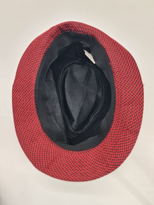 Chapéu unisexo vermelho e preto