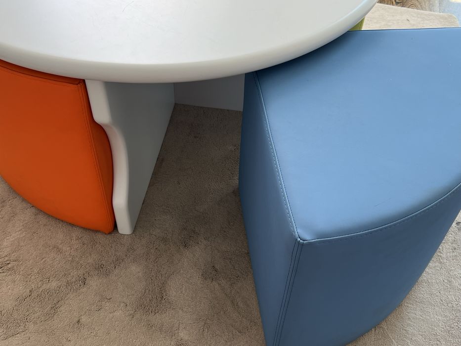 Mesa para criancas redonda com 4 bancos coloridos