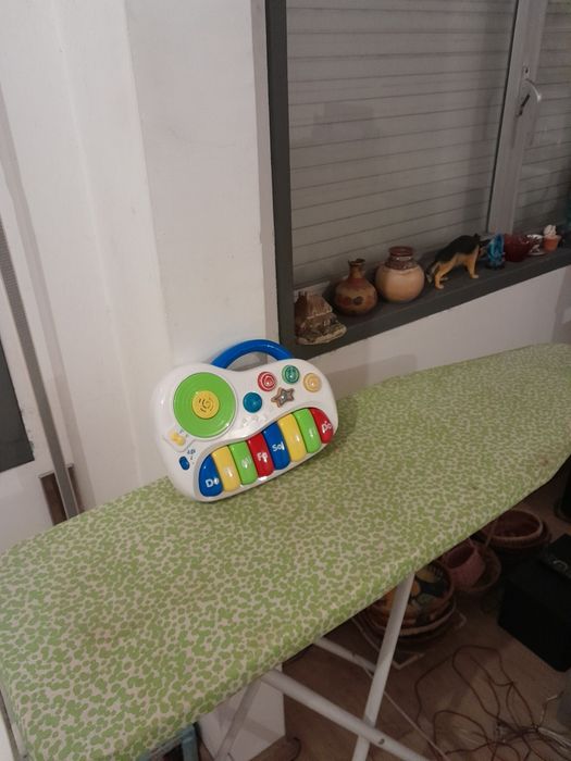 Vendo Piano para Criança a Pilhas com sons e luzes muito bonito como novo