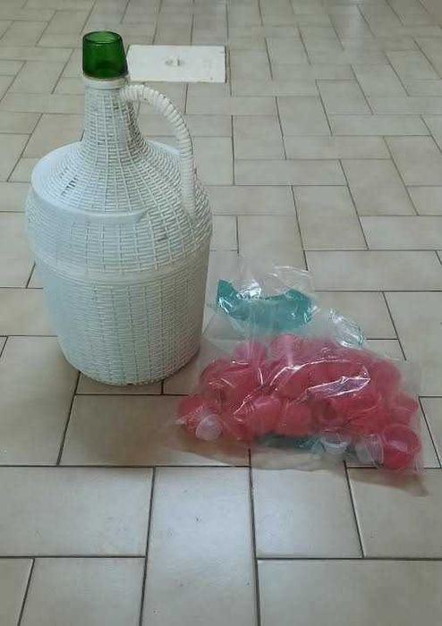Garrafões de vidro de 5L.
