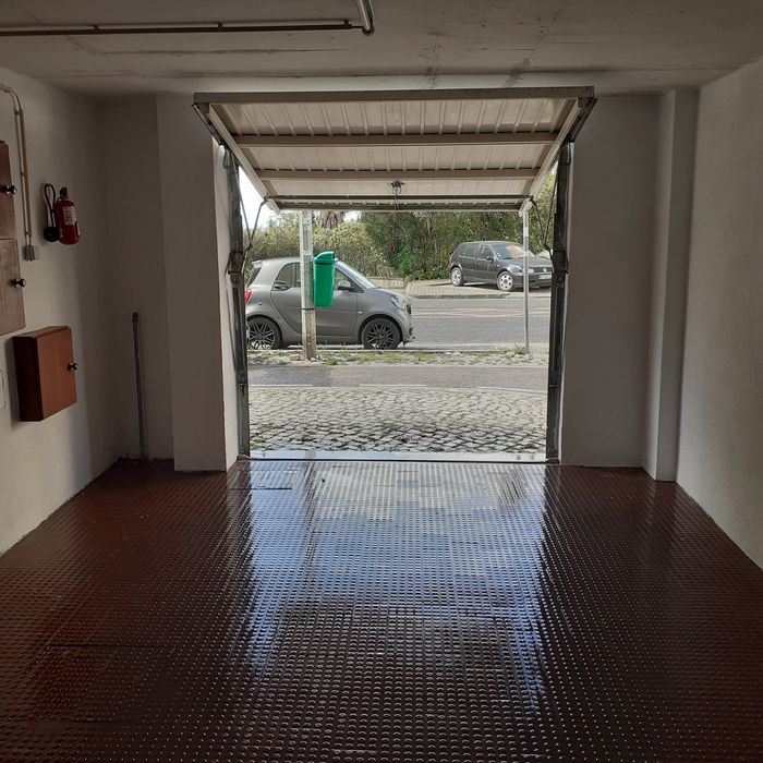Garagem em alfragide  500m do IKEA com saida direta para a rua