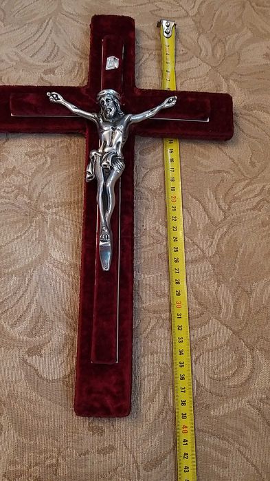 crucifixo em madeira e veludo