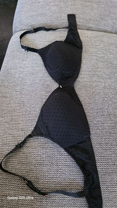 Biustonosz czarny w kropki z koronką 80C usztywniany stan BDB