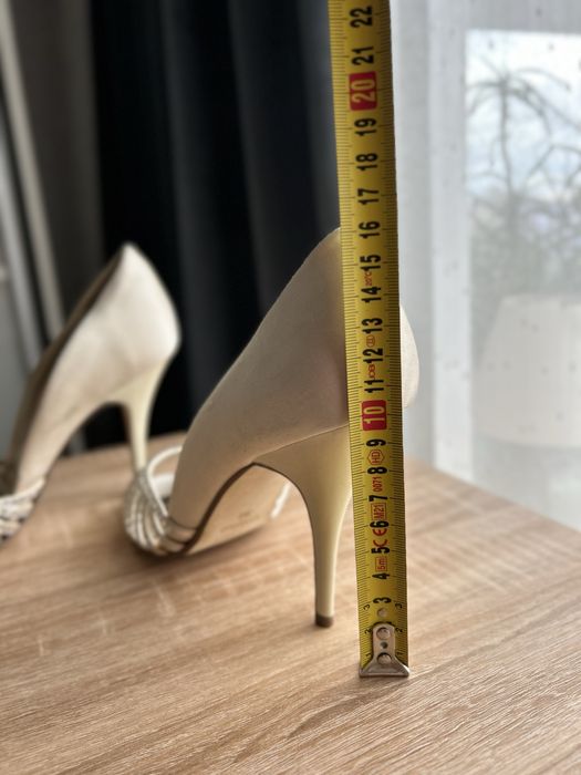 Святкові весільні туфлі босоніжки на весілля для нареченої дружки 39 р