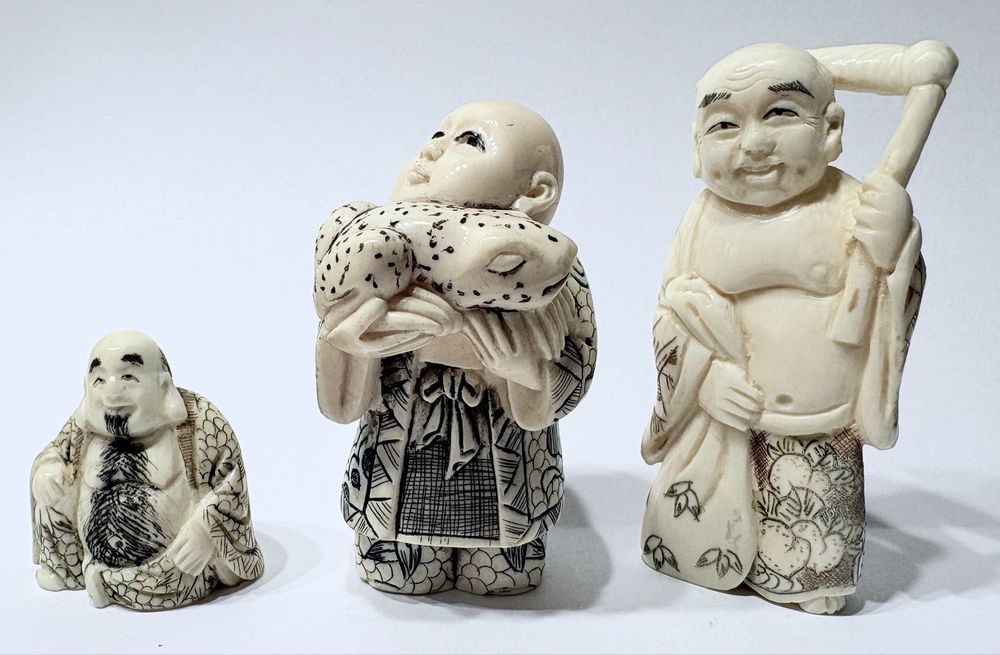 Preciosas pequenas antigas esculturas de Budas esculpidas e assinadas