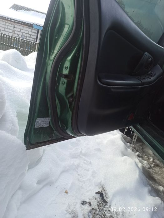 Продам двері на мазду 323f хороший стан