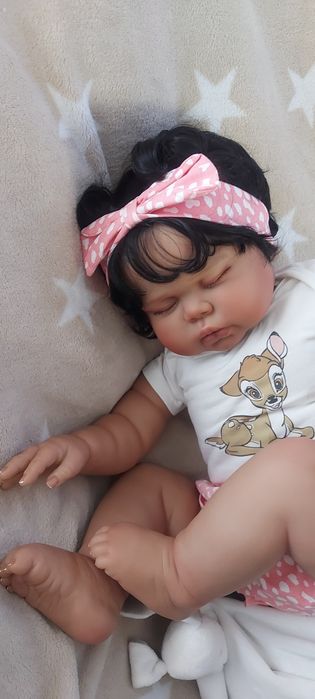 Bebe Reborn Menina cabelo Preto 60 cm  Kit Pickle com enxoval