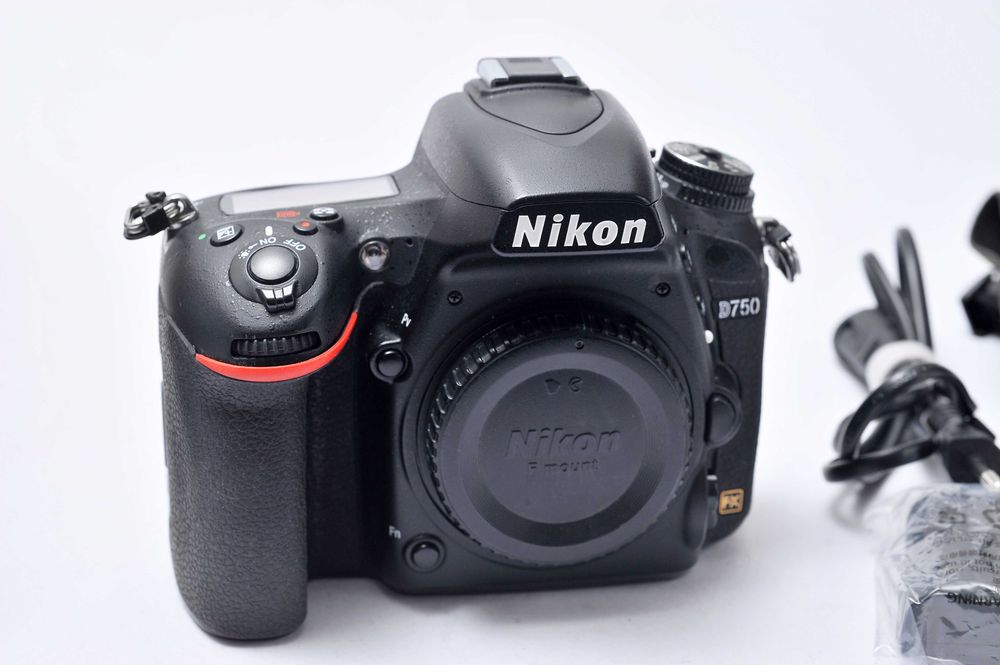 Nikon D750 seminova (950 disparos)