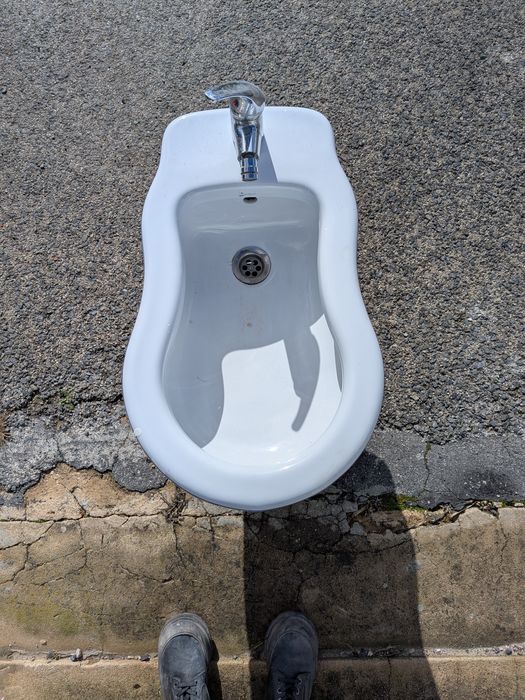 Bidé em cerâmica branco – bom estado