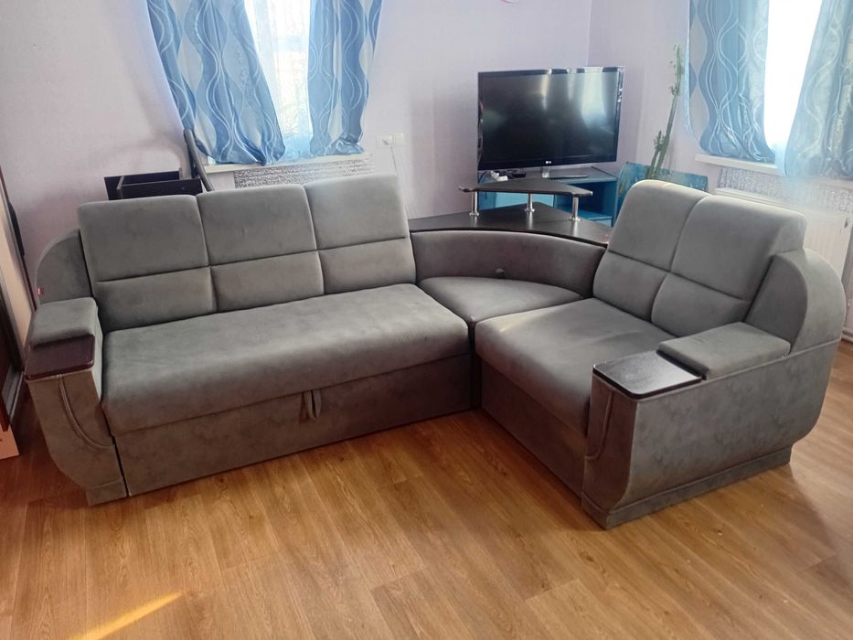 Продам гарний кутовий диван м.Кам'янське.