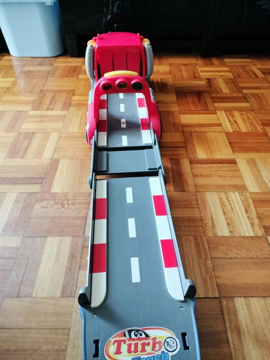 Camião garagem/ pista de carros Chicco