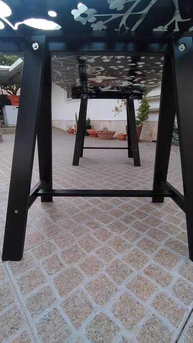 Mesa Ikea com tampo de vidro