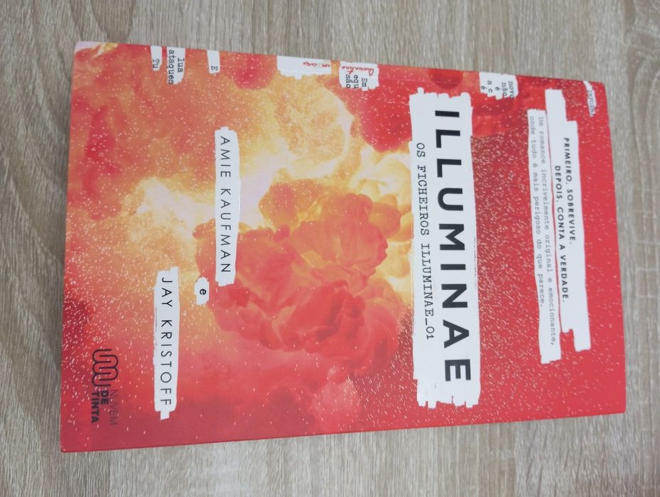 Livro #1 Illuminae - Amie Kaufman, Jay Kristoff