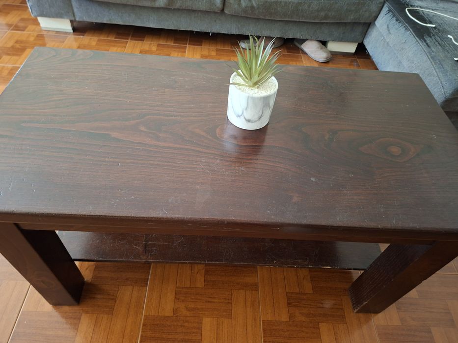 Móveis de sala,  mesa de jantar, mesa de centro, e Louceiro.