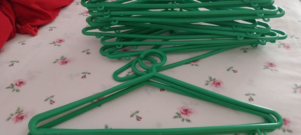 Cabides de plastico verde