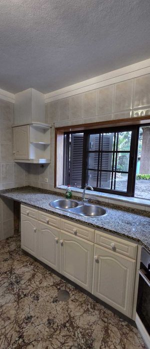 Cozinha (móveis, banca, pio e placa de fogão)