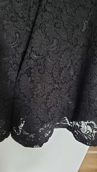 Koronkowa czarna elegancka sukienka Sinsay