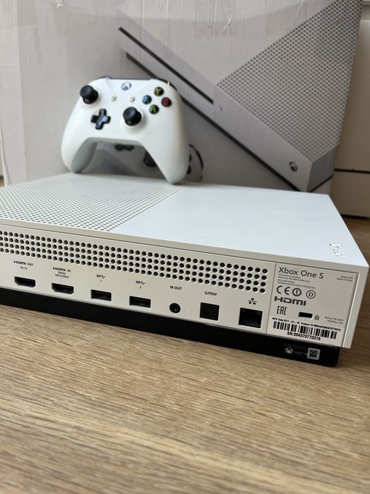 Xbox One S 1TB  w bardzo dobrym stanie
