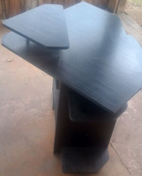 Oddam biurko narożne w kolorze czarnym