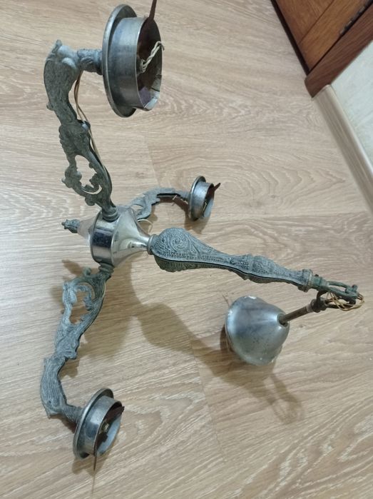 Люстра на три плафона.