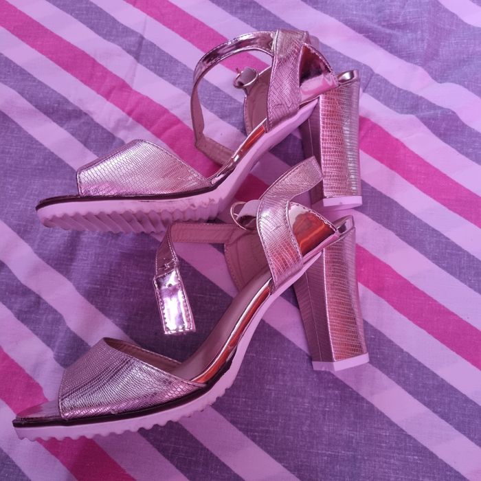 Яскраві босоніжки