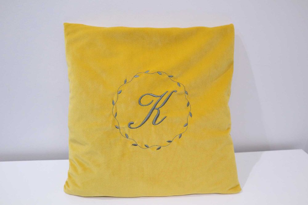 Poduszka z haftowanym monogramem. Inicjałem. Różne kolory i wzory.