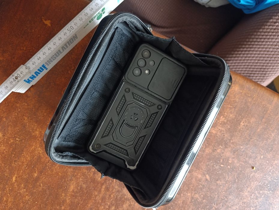 Mała torebka damska mieści telefon