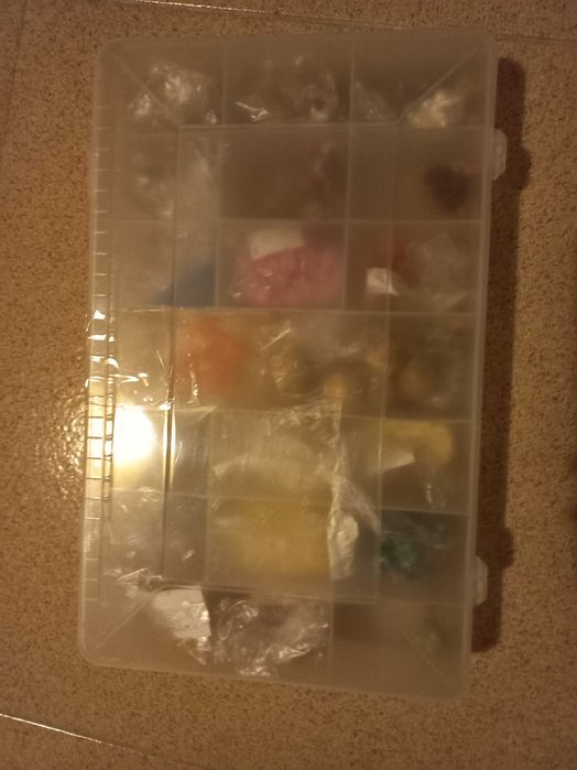 Caixa de missangas e contas para fios e colares