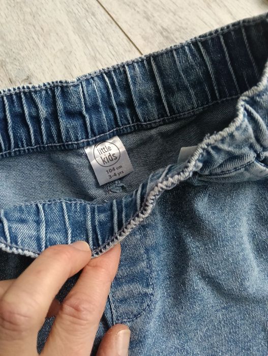 Dwie czapki Reserved plus jeansy, wiek 3-5lat